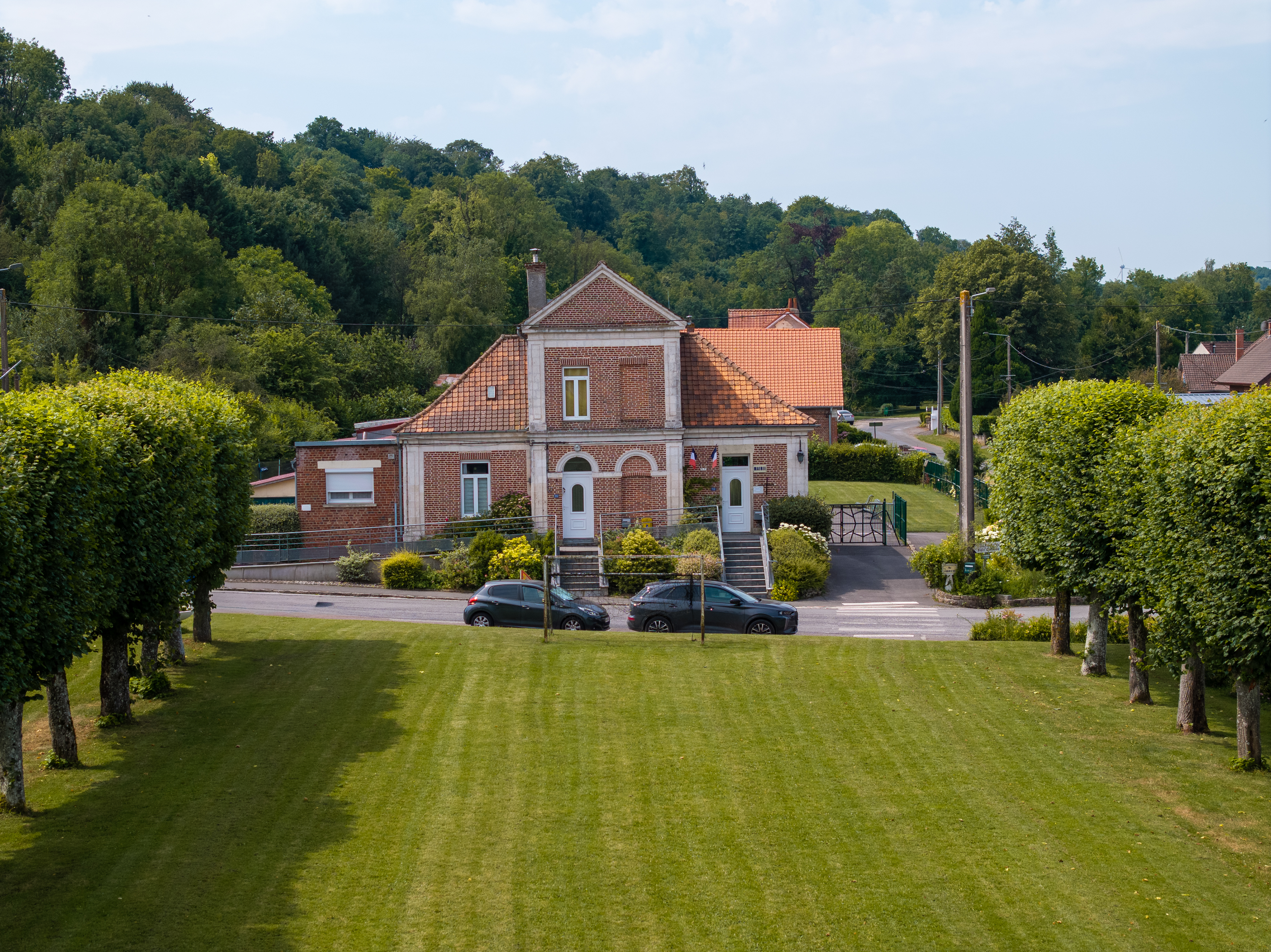 Vue aérienne de la mairie de Ramecourt depuis le parc communal
