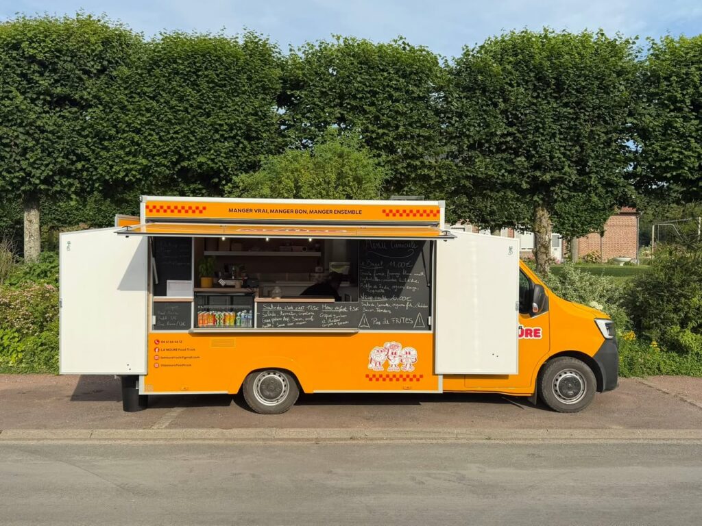 Le camion orange de La Moure FoodTruck installé à Ramecourt