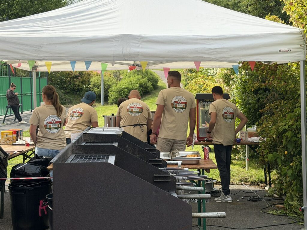 Les bénévoles de La Ramecourtoise réunis sous le chapiteau